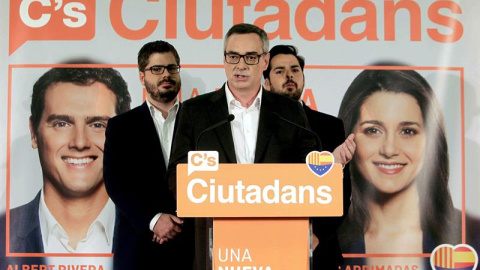 El jefe de campaña de Ciudadanos, José Manuel Villegas, junto al secretario de comunicación, Fernando de Páramo, y el secretario de organización, Fran Hervías, comparecen una vez cerradas las urnas en la sede electoral del partido. /EFE