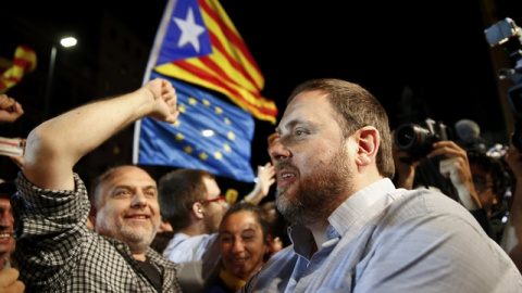 Oriol Junqueras celebrando los resultados vanzados por el sondeo de TV3./ REUTERS