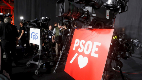 Varias personas trabajan en los preparativos del único debate electoral en el que participarán todos los candidatos a la presidencia del Gobierno, Pedro Sánchez, Pablo Casado, Albert Rivera, Pablo Iglesias y Santiago Abascal, organizado por