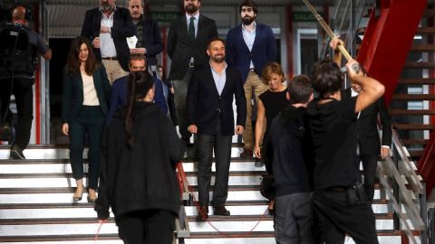 El líder de VOX, Santiago Abascal (c), a su llegada al único debate electoral en el Pabellón de Cristal de la Casa de Campo de Madrid. EFE/Juan Carlos Hidalgo