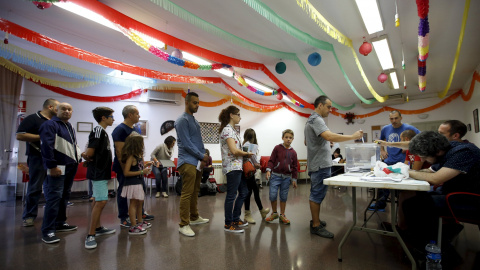 Fila de personas esperando a poder depositar su voto en la urna en las elecciones del 27-S en Vicens dels Horts, en Barcelona. REUTERS/Albert Gea