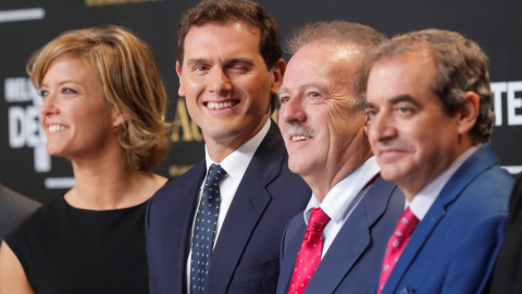 El líder de Ciudadanos, Albert Rivera (c), a su llegada al único debate electoral  en el Pabellón de Cristal de la Casa de Campo de Madrid, y que será moderado por los periodistas Ana Blanco y Vicente Vallés. REUTERS/Susana Vera