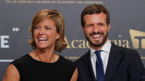 El líder del PP, Pablo Casado (2d), copn la presidenta de la Academia de la Televisión, Maria Casado a su llegada al único debate electoral en el que participarán los candidatos de los cinco mayores partidos, que tiene lugar en el Pabellón 