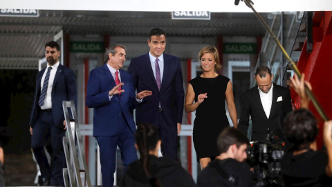 El líder del PSOE y presidente del Gobierno en funciones, Pedro Sánchez (2i), a su llegada al único debate electoral  que tiene lugar en el Pabellón de Cristal de la Casa de Campo de Madrid, y que será moderado por los periodistas Ana Blanc