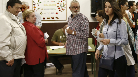 La candidata de Ciutadans a la presidencia de la Generalitat, Inés Arrimadas, se dispone a depositar su voto en una mesa de la escuela Ausias March del barrio de Les Corts de Barcelona, en las elecciones autonómicas del 27-S. EFE/Jesús Dige