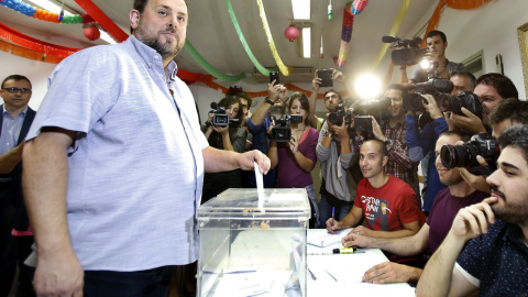 El presidente de ERC y candidato de Junts pel Sí, Oriol Junqueras (i), deposita su voto en una mesa del Centro Cívico El Turó de Sant Vicenç dels Hors (Barcelona), en las elecciones autonómicas del 27S. EFE/Andreu Dalmau