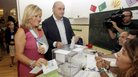 El ministro del Interior, Jorge Fernández Díaz, junto a su esposa Asunción Carcoba, ejerce su derecho a voto en las elecciones al parlamento autonómico catalán, en la Escola Augusta. EFE/Marta Pérez