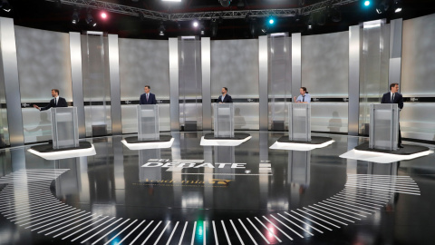 Pablo Casado, Pedro Sánchez, Santiago Abascal, Pablo Iglesias, y Albert Rivera, en sus atriles para el debate electoral del 10-N en el Pabellón de Cristal de la Casa de Campo de Madrid. REUTERS/Susana Vera