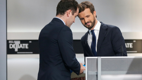 El presidente del PP, Pablo Casado, con el secretario general del partido, Teodoro García Egea, ants del inicio del debate de los candidatos para las elecciones del 10-N. REUTERS/Susana Vera