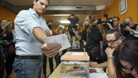 El presidente de Ciudadanos, Albert Rivera, en el momento de depositar su voto en una mesa del Colegio Santa Marta de L'Hospitalet de Llobregat, en las elecciones autonómicas del 27S. EFE/Andreu Dalmau