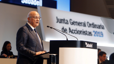 El presidente de Banco Sabadell, Josep Oliu, durante la junta de accionistas, en Alicante.EFE/MORELL