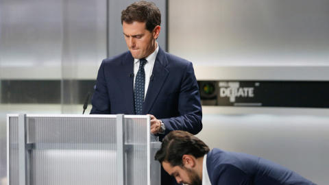 El líder de Ciudadanos, Albert Rivera, con el secretario de comunicación del partido, Fernando de Páramo, antes del inicio del debate de los candidatos para las elecciones del 10-N. REUTERS/Susana Vera