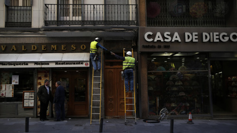 Una imagen de archivo de dos personas trabajando en Madrid. REUTERS/Susana Vera