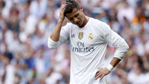 Cristiano Ronaldo se lamenta durante el partido ante el Málaga. REUTERS/Juan Medina