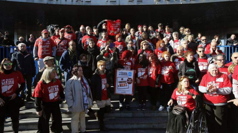 Afectados por hepatitis C concentrados hoy a las puertas del Hospital 12 de octubre, en Madrid, donde permanecen encerrados desde el pasado 18 de diciembre para reivindicar una partida presupuestaria extraordinaria con el objetivo de lograr