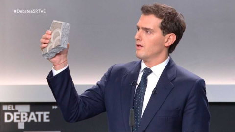 Albert Rivera ha sacado un adoquín en el debate electoral.