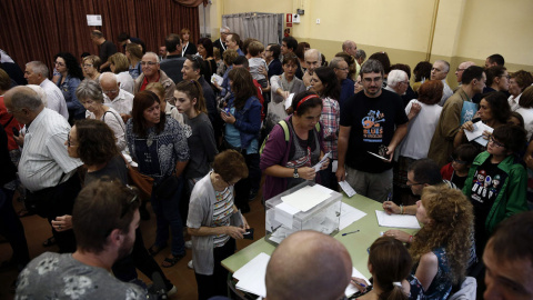 Votaciones en un colegio electoral de Barcelona para las elecciones al Parlamento catalán del 27-S. EFE/Jesús Diges