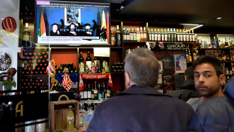 Varias personas en un bar en Bilabo miran la información en la televisión del anuncio del "desmantelamiento total" de ETA. REUTERS/Vincent West