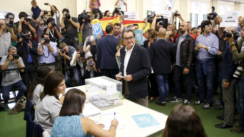 El president de la Generalitat, Artur Mas, antes de depositar su voto en su colegio electoral en Barcelona. REUTERS/Andrea Comas