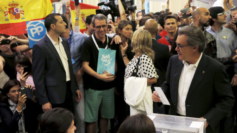 El president de la Generalitat, Artur Mas, antes de depositar su voto en su colegio electoral en Barcelona. REUTERS/Andrea Comas