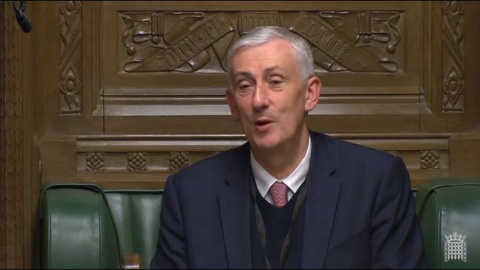 30/ 09 / 2019.- Una captura de un video entregado por la Unidad de Grabación Parlamentaria del Reino Unido muestra a Lindsay Hoyle, durante una sesión de la Cámara de los Comunes en Londres. PARLAMENTO DE REINO UNIDO