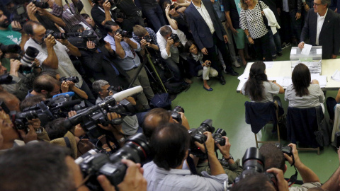 El presidente de la Generalitat, Artur Mas, con su esposa, vota en su colegio electoral en Barcelona. REUTERS/Sergio Perez