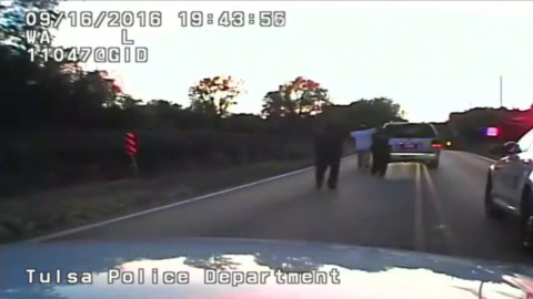 Imagen del video de la Policía de Tlsa (Oklahoma) en la que se ve a  Terence Crutcher con las manos en alto, apunta por varios agentes después de tener una avería en la carretera. REUTERS