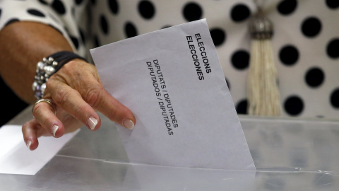 Helena Rakosnik, la esposa del president de la Generalitat Artur Mas, deposita en la urna su voto en las elecciones del 27-S. REUTERS/Sergio Perez