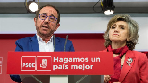 El secretario de Justicia y Nuevos Derechos, Andrés Perelló, y la secretaria de Sanidad, Luisa Carcedo, durante la rueda de prensa en la que han han presentado una proposición de ley de regulación de la eutanasia. EFE