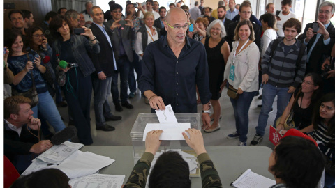 El cabeza de lista de Junts pel Sí, Raül Romeva, deposita su voto para las elecciones catalanas en la urna en su colegio electoral situado en el casal Mirasol de San Cugat. FEE/Toni Albir