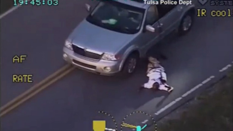 Imagen del video de la Policía de Tulsa (Oklahoma) que muestra a Terence Crutcher después de haber sidio abatido por agentes de la policia en la carretera cuando su coche se había averiado. REUTERS