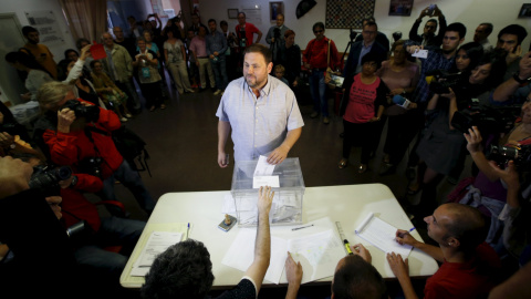 El presidente de ERC y candidato de Junts pel Sí, Oriol Junqueras, deposita su voto en una mesa del Centro Cívico El Turó de Sant Vicenç dels Hors (Barcelona), en las elecciones autonómicas del 27-S. REUTERS/Albert Gea