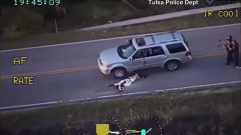 Imagen del video de la Policía de Tulsa (Oklahoma) que muestra a Terence Crutcher después de haber sidio abatido por agentes de la policia en la carretera cuando su coche se había averiado. REUTERS