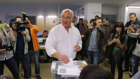 El candidato de Catalunya Sí que es Pot, Lluís Rabell, deposita su voto para las elecciones catalanas del 27S en una mesa del colegio CEIP en Barcelona. EFE/Alejandro García