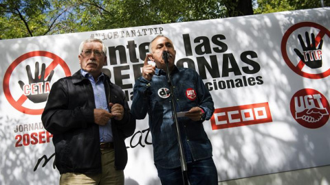 Los secretarios generales de UGT y CCOO , Pepe Álvarez e Ignacio Fernández Toxo, durante su participación en una concentración ante la sede de la UE/EFE