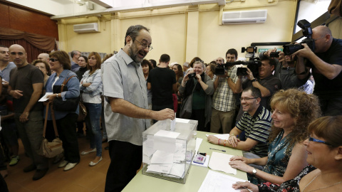 El candidato de la CUP a la presidencia de la Generalitat en las elecciones al Parlament, Antonio Baños, vota en la Escuela Timbaler del Bruc (Barcelona), en la jornada electoral del 27-S. EFE/Jesús Diges