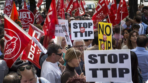 Los sindicatos UGT y CCOO han convocado una protesta contra el TTIP y el CETA ante el edificio de la Comisión Europea en Madrid/EFE