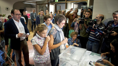 El candidato de Unió a la Generalitat, Ramon Espadaler, espera para depositar su voto en las elecciones catalanas, esta mañana en Vic (Barcelona). EFE/Robin Townsend