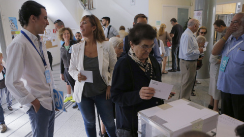 La presidenta del PPC, Alicia Sánchez Camacho, conversa con un interventor del PP momentos antes de depositar su voto en una mesa del colegio IES Jaume Balmes en Barcelona. EFE/Alejandro García