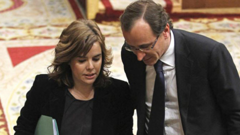 Soraya Sáenz de Santaqmaría y Alfonso Alonso en el Congreso. /EFE