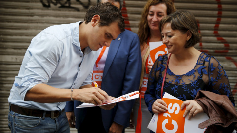 El presidente de Ciutadans, Albert Rivera, firmando autógrafos a la salida del Colegio Santa Marta de L'Hospitalet de Llobregat, donde depositó su voto en las elecciones autonómicas del 27-S. REUTERS/Andrea Comas