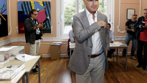 El líder de UDC, Josep Antoni Duran Lleida, tras depositar su voto para las elecciones catalanas del 27-S en su colegio electoral situado en el Centre Cívic Casal de Sarrià de Barcelona. EFE/Marta Pérez