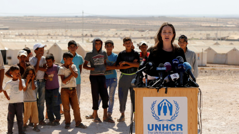 La actriz Angelina Jolie es embajadora de la ONG Acnur. En la foto, da una conferencia en un campo de refugiados para sirios en Iraq/REUTERS