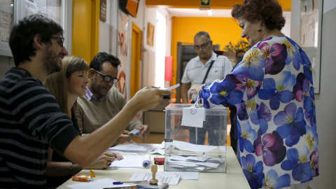 Una mujer deposita su voto en un colegio electoral en Barcelona, en las elecciones autonómicas del 27-S. REUTERS/Gustau Nacarino