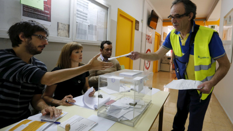 Un cartero entrega un sobre en  una mesa electoral en Barcelonas, en las elecciones autonómicas de este 27-S. REUTERS/Gustau Nacarino