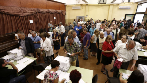 Votaciones en un colegio electoral de Barcelona para las elecciones al Parlament del 27-S. EFE/Jesús Diges