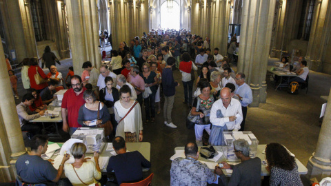 Colas de ciudadanos esperan su turno para votar en un colegio electoral de Barcelona. EFE/Quique García