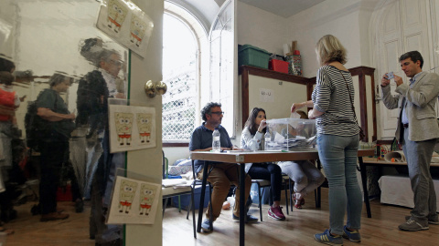 Votaciones para las elecciones al Parlament del 27-S en un colegio electoral de Barcelona. EFE/Marta Pérez