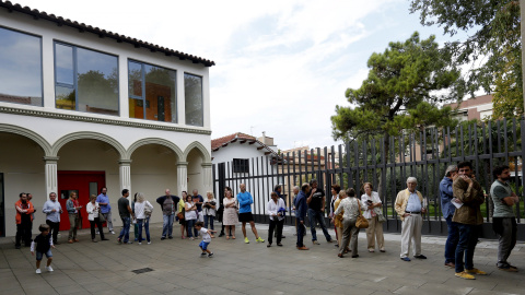 Colas en el exterior de un colegio electoral en Barcelona. REUTERS/ Gustau Nacarino