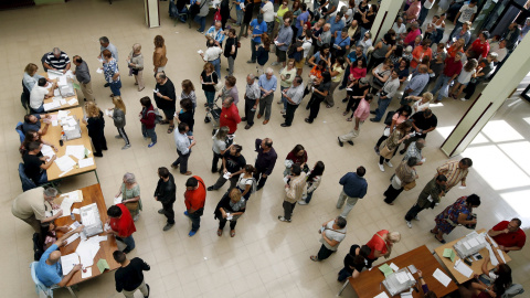 Colas de personas esperan para poder votar en un colegio electoral de  Barcelona. REUTERS/Albert Gea